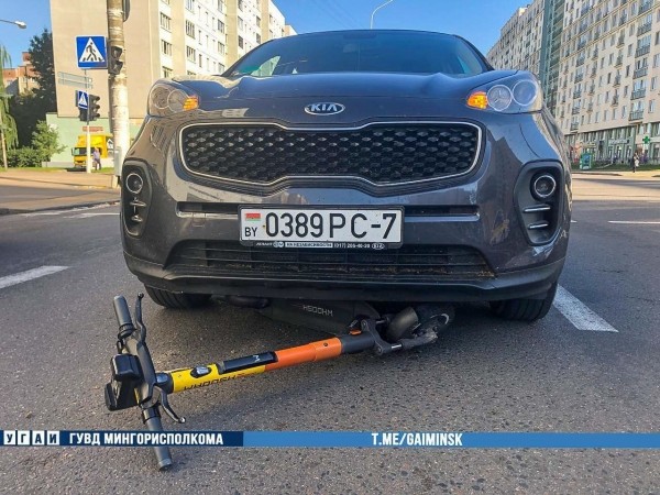 Мальчик на самокате попал под колеса авто в Минске. Это попало на видео Мальчик на самокате попал под колеса авто в Минске. Это попало на видео