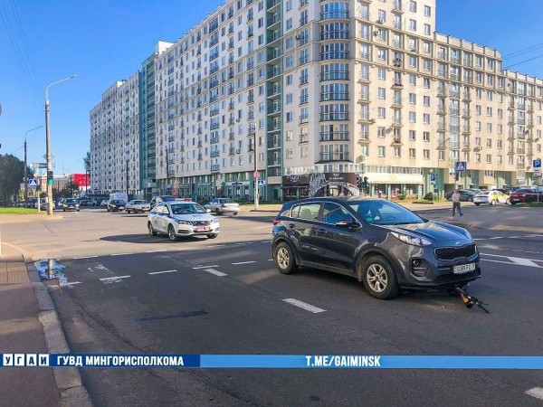 Мальчик на самокате попал под колеса авто в Минске. Это попало на видео Мальчик на самокате попал под колеса авто в Минске. Это попало на видео