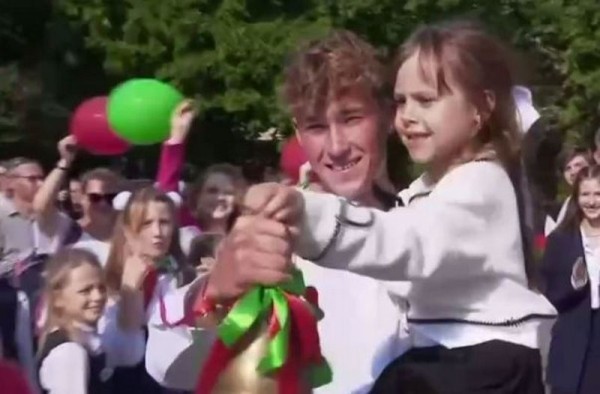 Посмотрели, как белорусские селебрити отвели своих детей в школу