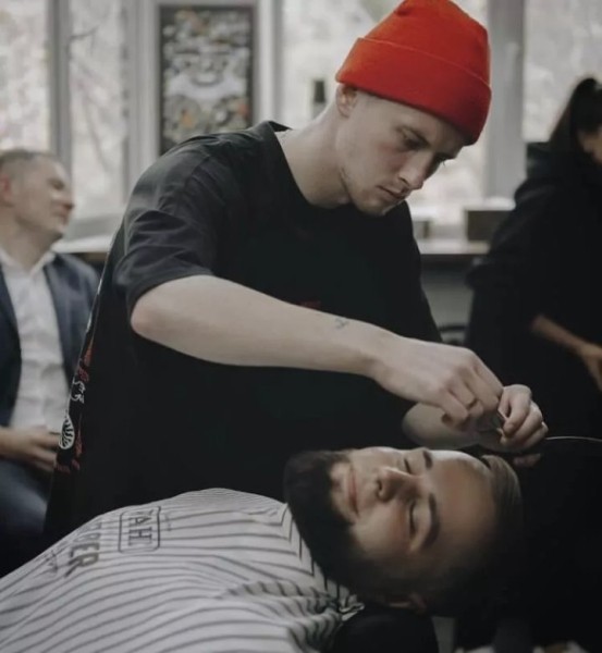 Жил в притоне и сдавал бутылки: как сирота вырвался из замкнутого круга