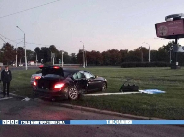 В Минске пьяный водитель Audi на скорости влетел в BMW на кольце – видео