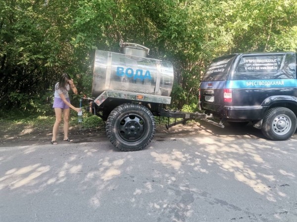 В Бресте ожидающим выезда за границу подвезли питьевую воду В Бресте ожидающим выезда за границу подвезли питьевую воду