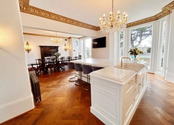 Женщина «выиграла» в лотерею дом стоимостью $2,5 миллиона, но получила от организаторов всего $6,2 тысячи. Все по правилам Женщина «выиграла» в лотерею дом стоимостью $2,5 миллиона, но получила от организаторов всего $6,2 тысячи. Все по правилам