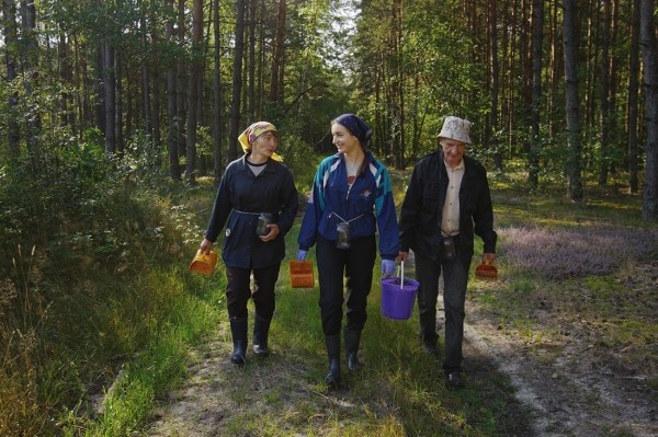 Заработала на чернике, чтобы купить iPhone 13 — девушка из Кобринского района рассказала, чем занимается и о чем мечтает Заработала на чернике, чтобы купить iPhone 13 — девушка из Кобринского района рассказала, чем занимается и о чем мечтает