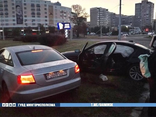 В Минске пьяный водитель Audi на скорости влетел в BMW на кольце – видео