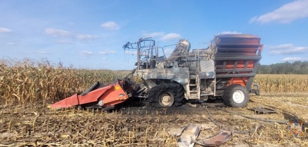 Комбайн для уборки кукурузы сгорел в Ивацевичском районе