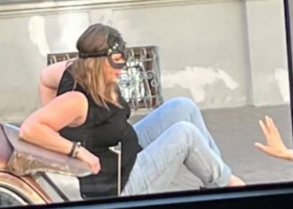 В Минске девушка ради фото посидела на капоте раритетного DeSoto 1948 года выпуска