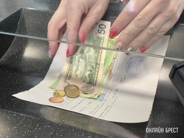 Белорусы сдают валюты больше, чем покупают