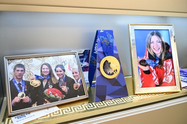 Дарья Домрачева подарила свою первую олимпийскую медаль музею НОК