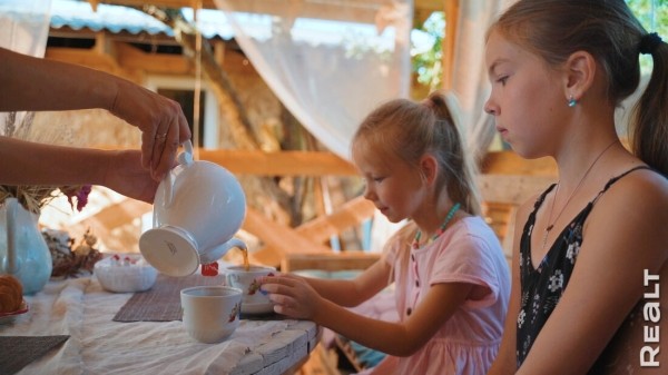 «Мечтаю, что мы здесь состаримся». Семья с тремя детьми купила обычную дачу и круто ее обновляет