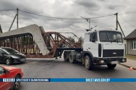 В Кобрине МАЗ при повороте зацепил легковушку