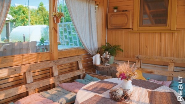 «Мечтаю, что мы здесь состаримся». Семья с тремя детьми купила обычную дачу и круто ее обновляет