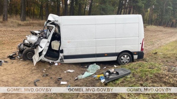 Водитель Renault серьезно пострадал в аварии с трактором