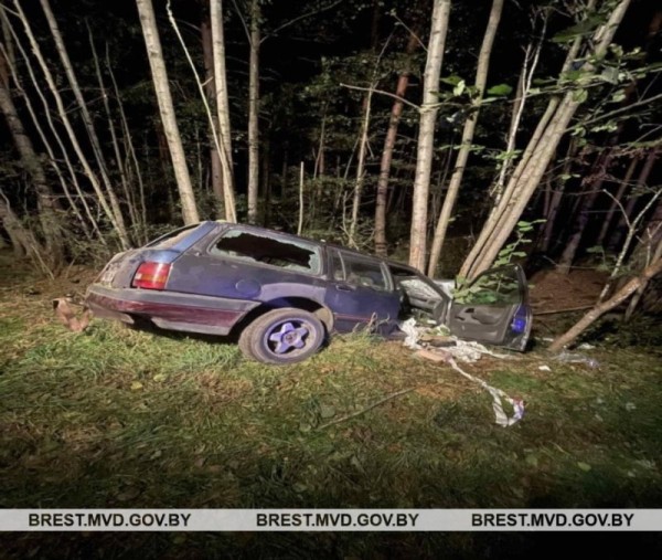 В Березовском районе машина съехала в кювет и врезалась в дерево В Березовском районе машина съехала в кювет и врезалась в дерево