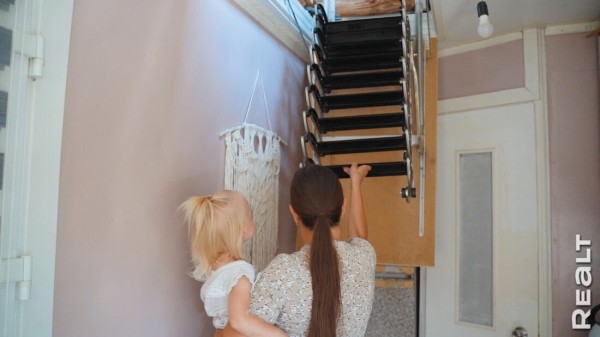 «Мечтаю, что мы здесь состаримся». Семья с тремя детьми купила обычную дачу и круто ее обновляет