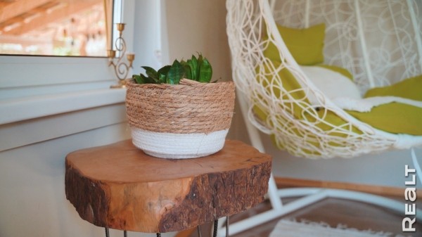 «Мечтаю, что мы здесь состаримся». Семья с тремя детьми купила обычную дачу и круто ее обновляет