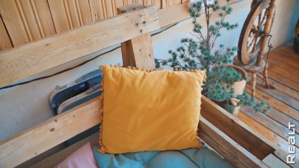 «Мечтаю, что мы здесь состаримся». Семья с тремя детьми купила обычную дачу и круто ее обновляет