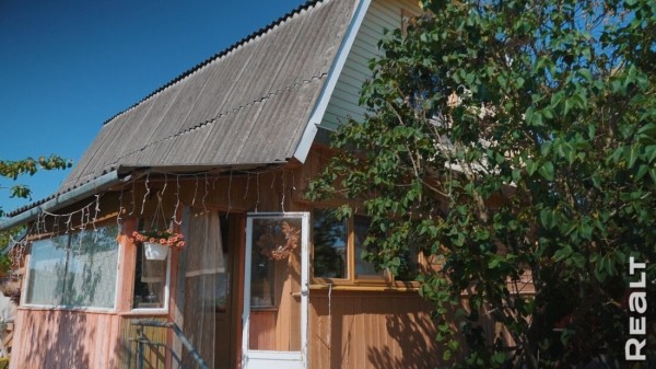 «Мечтаю, что мы здесь состаримся». Семья с тремя детьми купила обычную дачу и круто ее обновляет