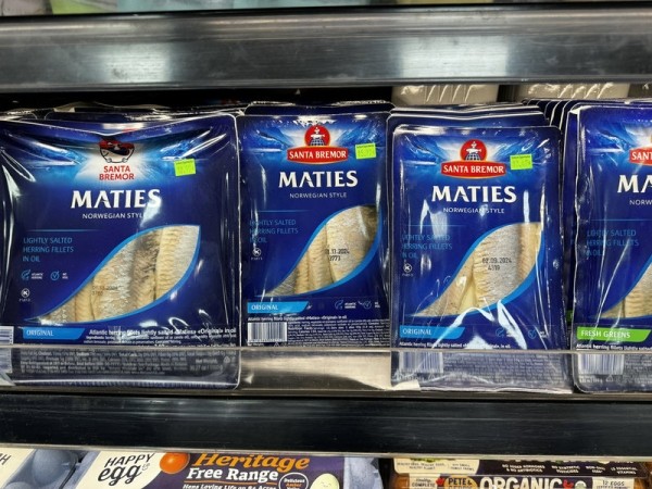 Блогер из США показал магазинные полки, уставленные белорусскими продуктами. Почем они продаются там и у нас?