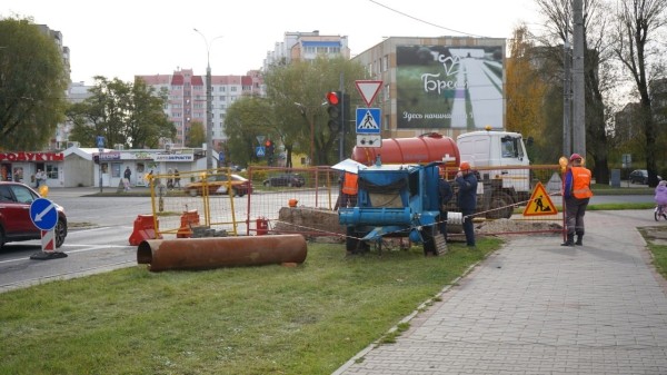 Завершены восстановительные работы на теплотрассе в районе улицы Суворова в Бресте. Горячая вода и отопление вновь поступают в дома горожан