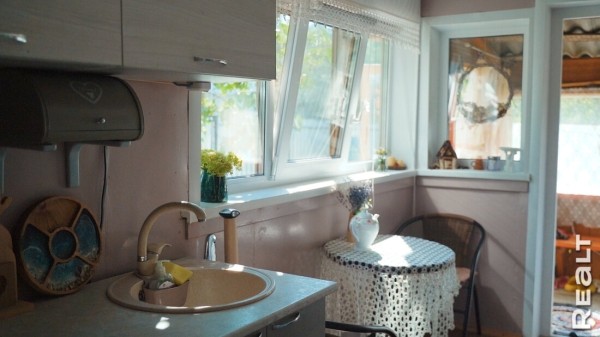 «Мечтаю, что мы здесь состаримся». Семья с тремя детьми купила обычную дачу и круто ее обновляет