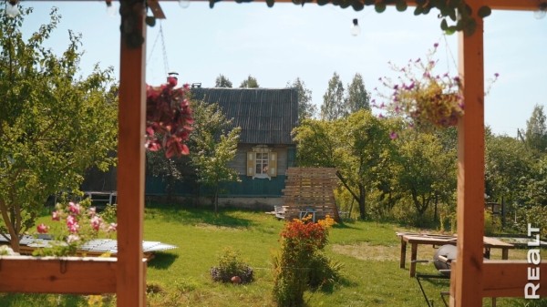 «Мечтаю, что мы здесь состаримся». Семья с тремя детьми купила обычную дачу и круто ее обновляет