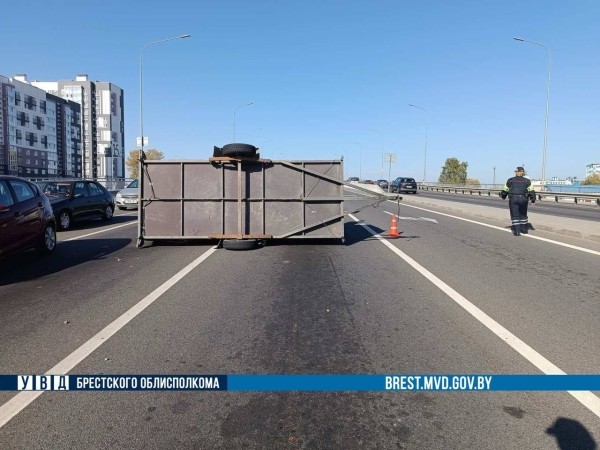 В Бресте перевернулся прицеп на Западном обходе. Что стало причиной? В Бресте перевернулся прицеп на Западном обходе. Что стало причиной?