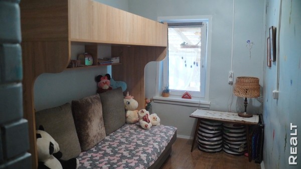 «Мечтаю, что мы здесь состаримся». Семья с тремя детьми купила обычную дачу и круто ее обновляет