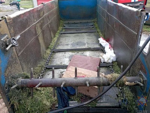В полоцком районе спасатели достали молодого человека, зажатого в кормораздаточном прицепе. Видео и фото