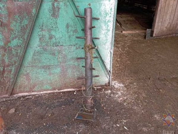 В полоцком районе спасатели достали молодого человека, зажатого в кормораздаточном прицепе. Видео и фото