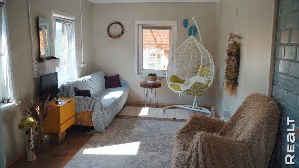 «Мечтаю, что мы здесь состаримся». Семья с тремя детьми купила обычную дачу и круто ее обновляет