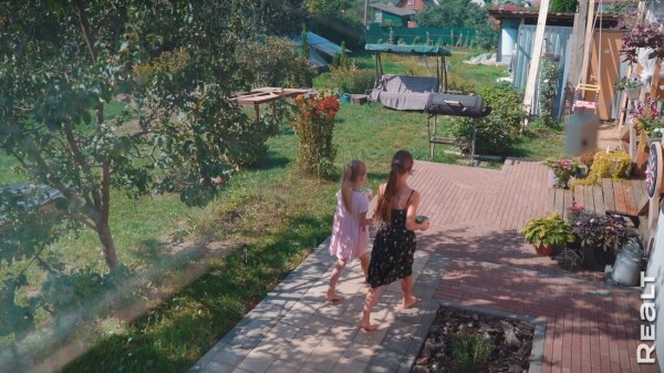 «Мечтаю, что мы здесь состаримся». Семья с тремя детьми купила обычную дачу и круто ее обновляет