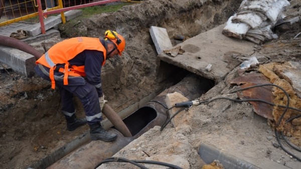 Завершены восстановительные работы на теплотрассе в районе улицы Суворова в Бресте. Горячая вода и отопление вновь поступают в дома горожан