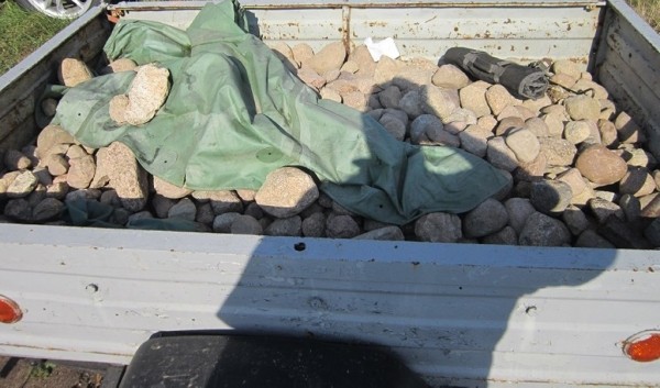 Дедушка перевозил внуков в прицепе к трактору, один из них не удержался и погиб. СК рассказал подробности