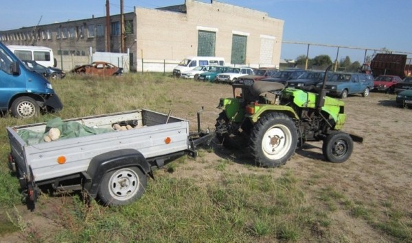 Дедушка перевозил внуков в прицепе к трактору, один из них не удержался и погиб. СК рассказал подробности