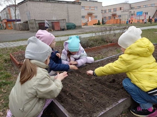 Какими работами по благоустройству заняты работники и воспитанники учреждений образования Ленинского района г. Бреста?