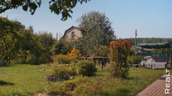 «Мечтаю, что мы здесь состаримся». Семья с тремя детьми купила обычную дачу и круто ее обновляет