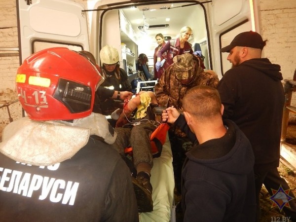 В полоцком районе спасатели достали молодого человека, зажатого в кормораздаточном прицепе. Видео и фото