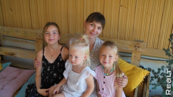 «Мечтаю, что мы здесь состаримся». Семья с тремя детьми купила обычную дачу и круто ее обновляет