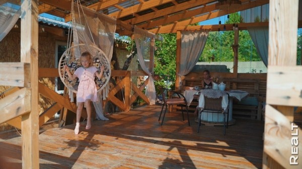 «Мечтаю, что мы здесь состаримся». Семья с тремя детьми купила обычную дачу и круто ее обновляет