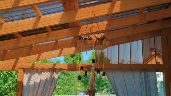 «Мечтаю, что мы здесь состаримся». Семья с тремя детьми купила обычную дачу и круто ее обновляет