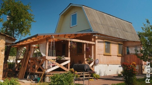 «Мечтаю, что мы здесь состаримся». Семья с тремя детьми купила обычную дачу и круто ее обновляет