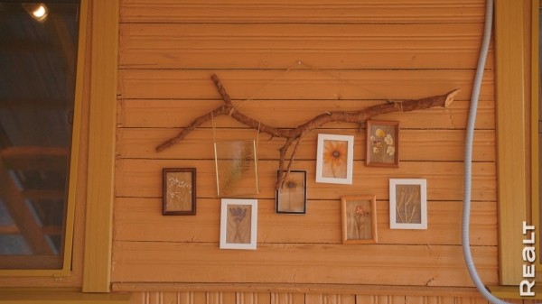 «Мечтаю, что мы здесь состаримся». Семья с тремя детьми купила обычную дачу и круто ее обновляет