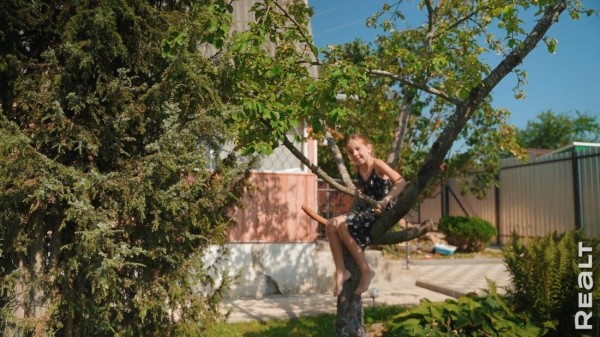 «Мечтаю, что мы здесь состаримся». Семья с тремя детьми купила обычную дачу и круто ее обновляет