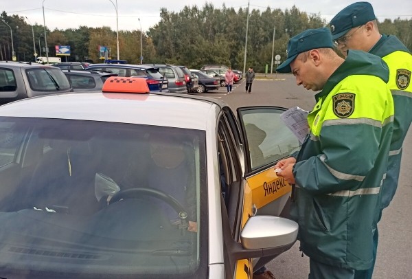 «Пробивал я, честное слово, пробивал!» Как Транспортная инспекция вычисляет таксистов-нелегалов в Бресте