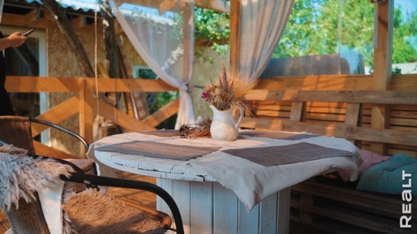 «Мечтаю, что мы здесь состаримся». Семья с тремя детьми купила обычную дачу и круто ее обновляет