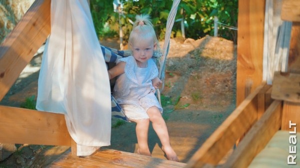 «Мечтаю, что мы здесь состаримся». Семья с тремя детьми купила обычную дачу и круто ее обновляет