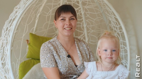 «Мечтаю, что мы здесь состаримся». Семья с тремя детьми купила обычную дачу и круто ее обновляет