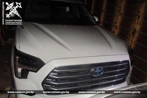 В ж/д вагоне, который должен был быть пустым, нашли автомобили на 500 тысяч долларов