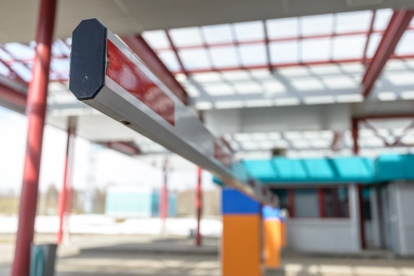 Мужчина лишился более 10 000 евро, потому что проехал 1 метр по «неправильной» дороге